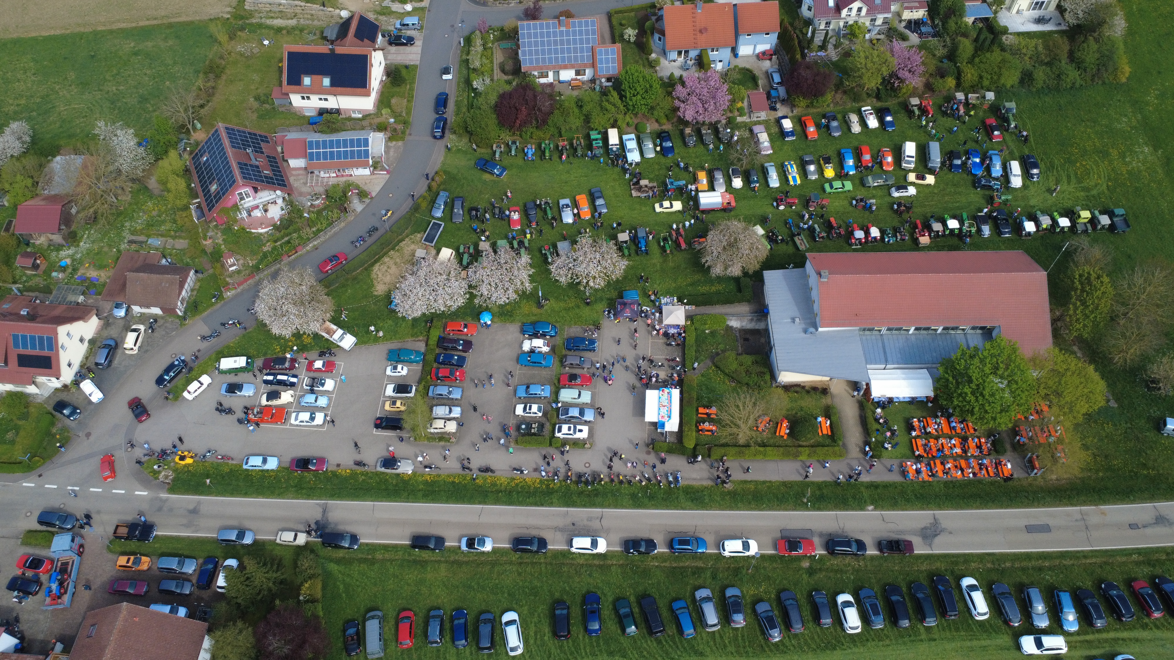 Oldtimertreffen am Parkplatz der Halle